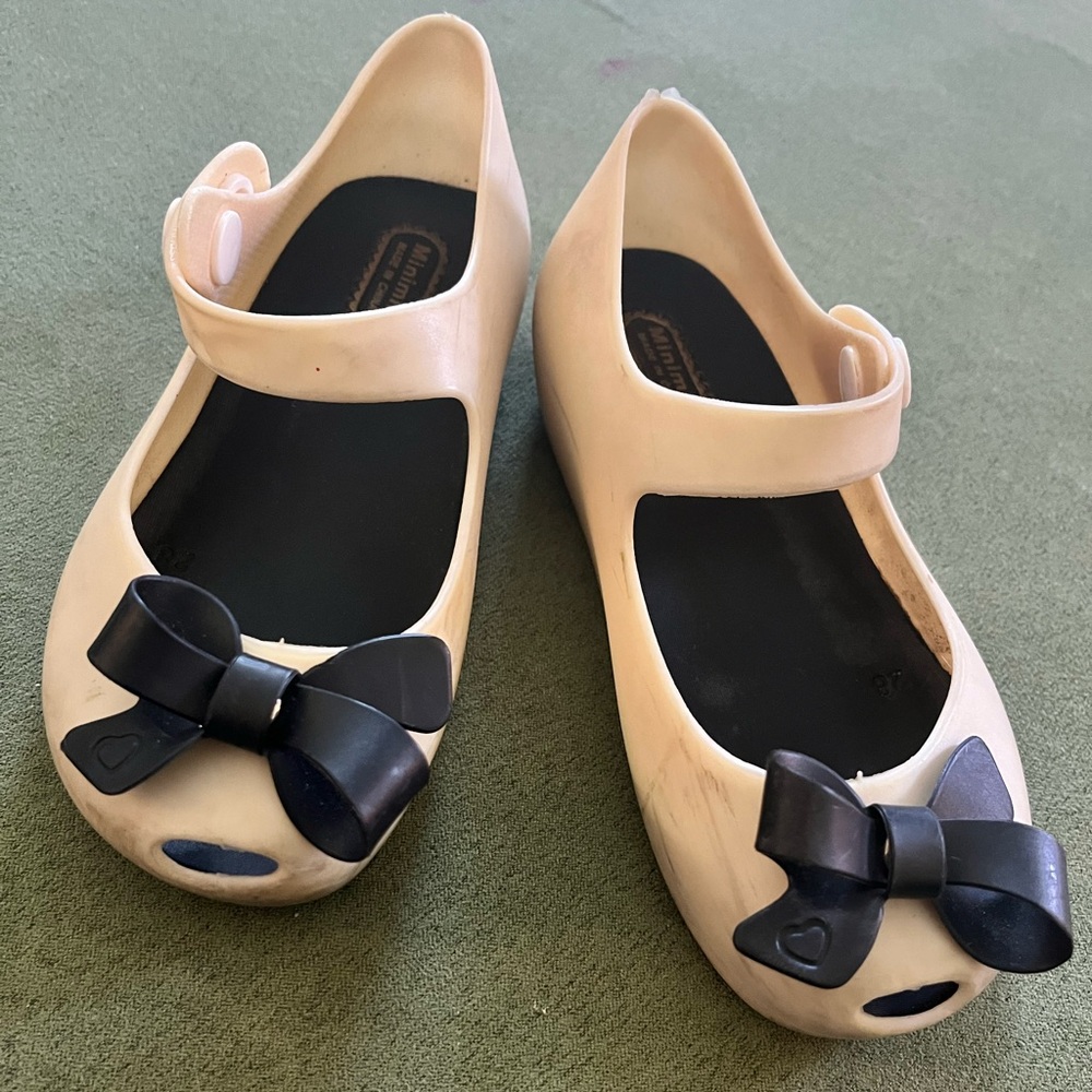 Girls Mini Mini brand tan flats with black bows